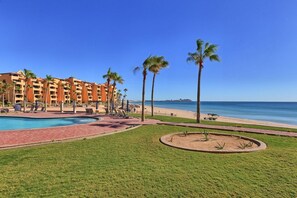 En la playa, camastros y toallas de playa 