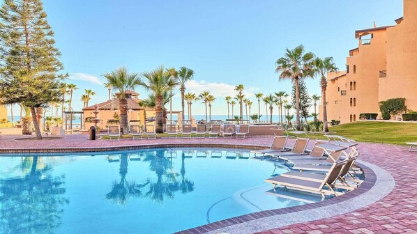 Alberca al aire libre y alberca climatizada