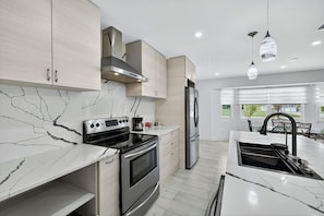 Fridge, microwave, oven, stovetop - An Island of joy - North Fort Myers (North Fort Myers)