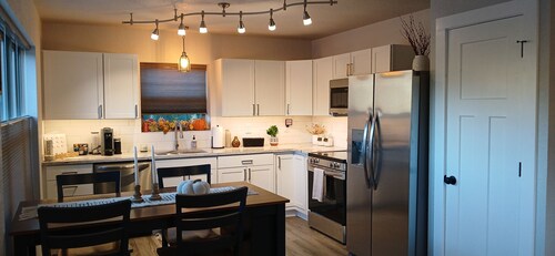 New charming bungalow with vast mountain views, easy access, stunning sunsets!