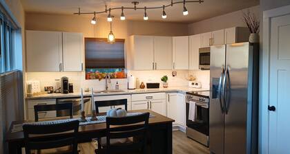 New charming bungalow with vast mountain views, easy access, stunning sunsets!