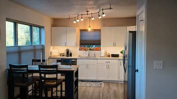 Mikroaaltouuni, uuni, liesi, astianpesukone