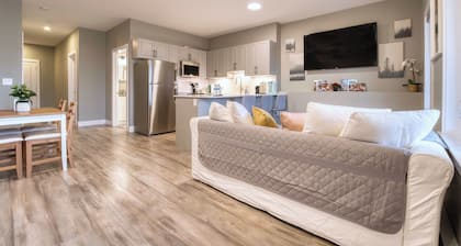 Family friendly king size bed+ sofa bed and rolling twin bed 15 min to downtown