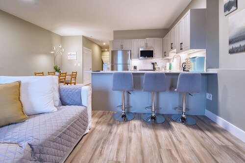 Family friendly king size bed+ sofa bed and rolling twin bed 15 min to downtown