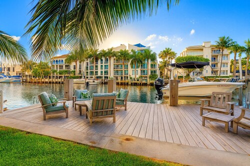 Cool 3-bed waterfront AC home in Fort Lauderdale with dock with ocean access.