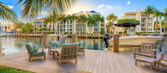 Cool 3-bed waterfront AC home in Fort Lauderdale with dock with ocean access.