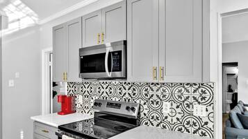 Micro-ondes, four, plaque de cuisson, lave-vaisselle