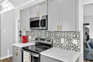 Micro-ondes, four, plaque de cuisson, lave-vaisselle