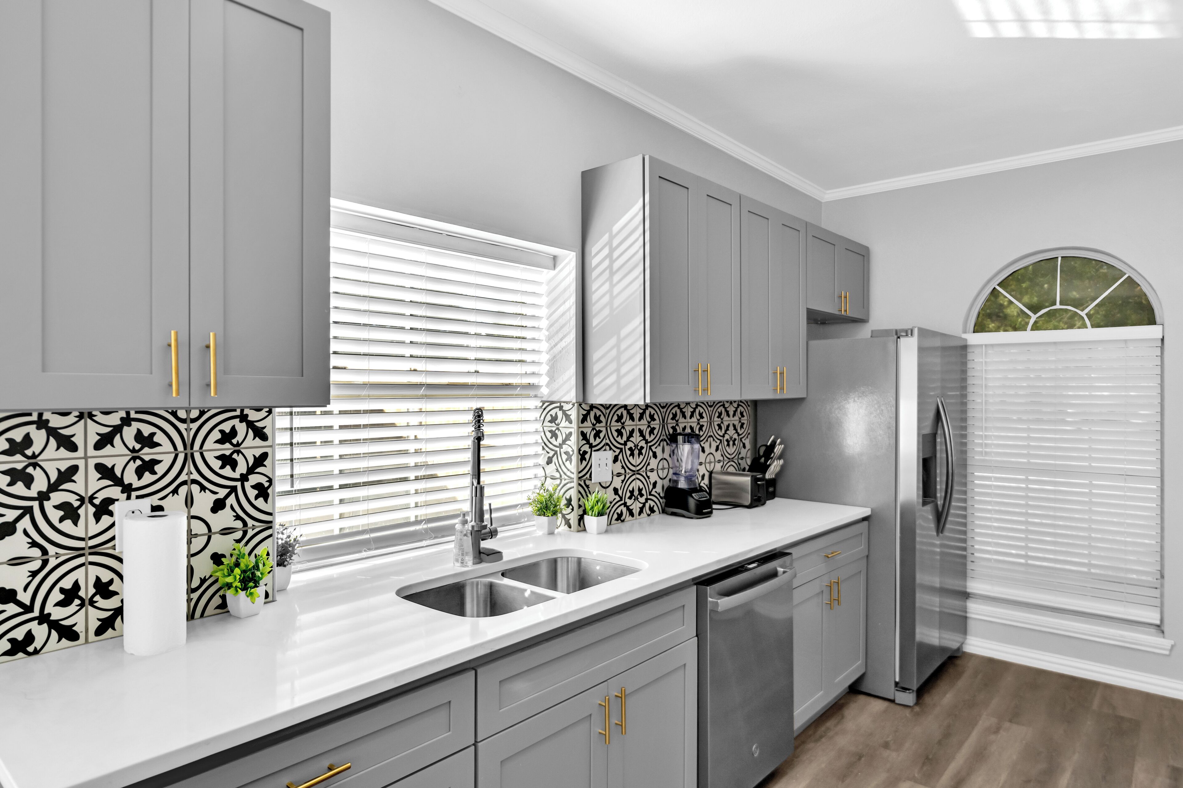 Mikroaaltouuni, uuni, liesi, astianpesukone