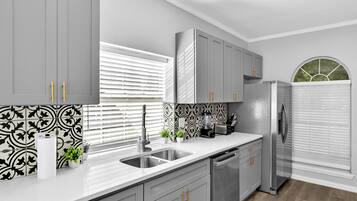 Mikrovågsugn, ugn, spishäll och diskmaskin