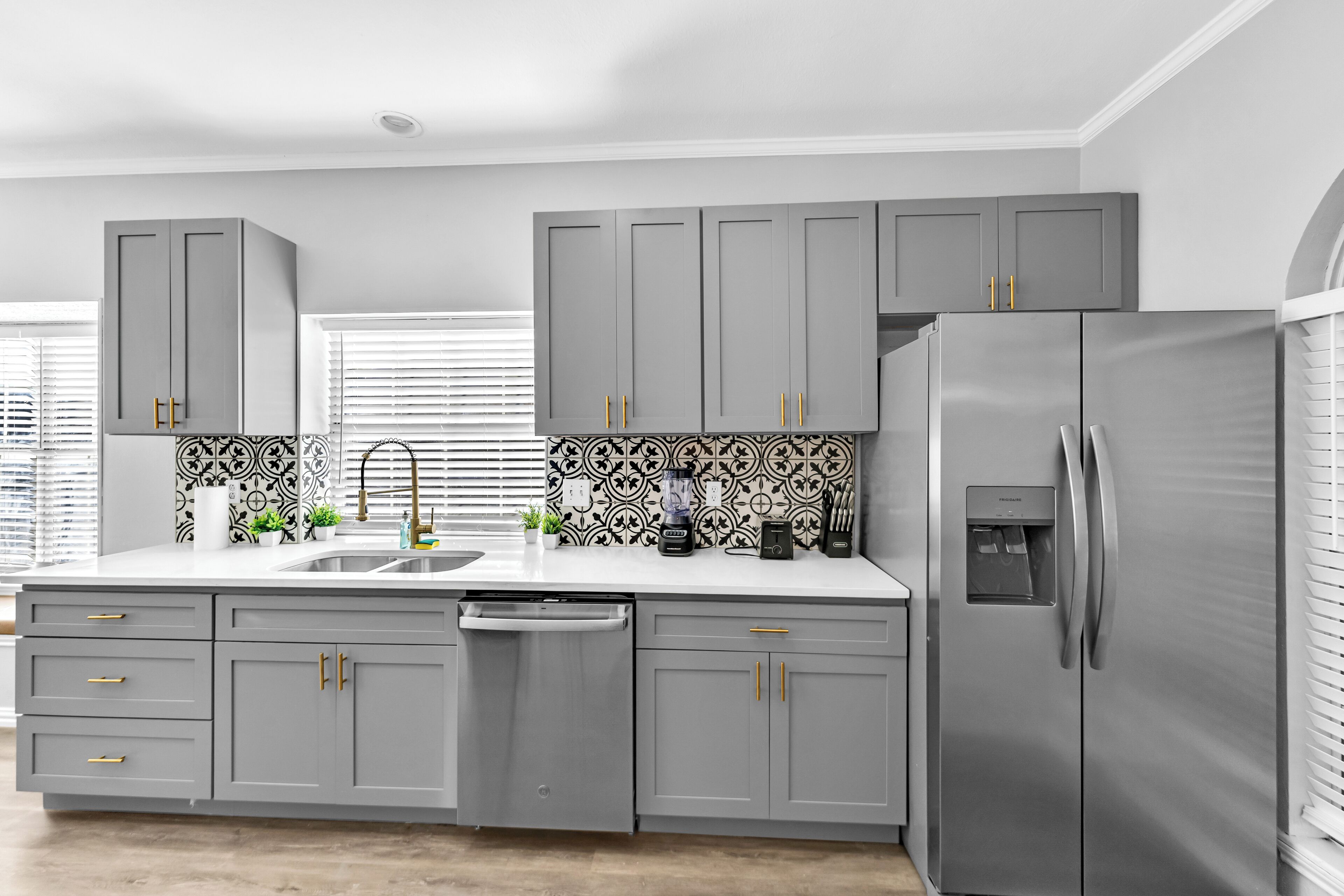 Microondas, horno, parrilla de estufa y lavavajillas 