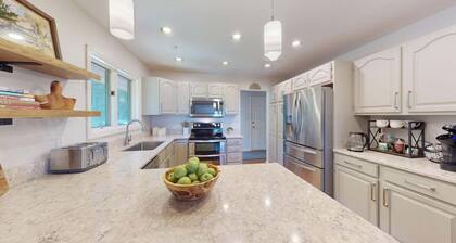 Hot Tub Walk to Slopes 2 King Suites Mountain Views