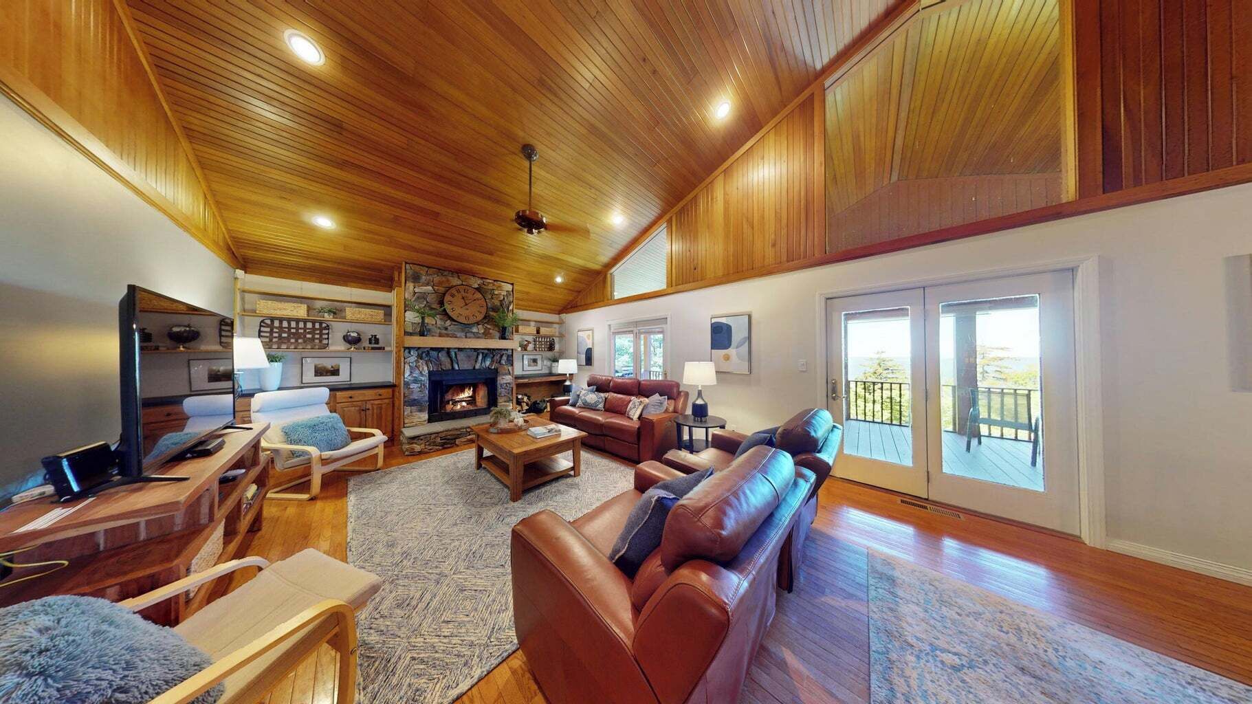 Televisión y chimenea 