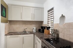 Fridge, microwave, oven, stovetop - Coralita No.1 Oceanfront Apartment Near Sandy Lane (Prospect)