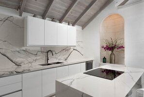 Microondas, horno, lavavajillas y utensilios de cocina