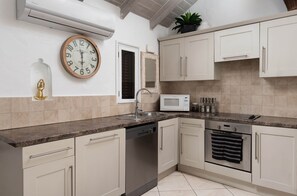 Fridge, microwave, oven, stovetop - Coralita No.3 Oceanfront Apartment Near Sandy Lane (Prospect)