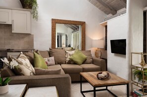 TV - Coralita No.3 Oceanfront Apartment Near Sandy Lane (Prospect)