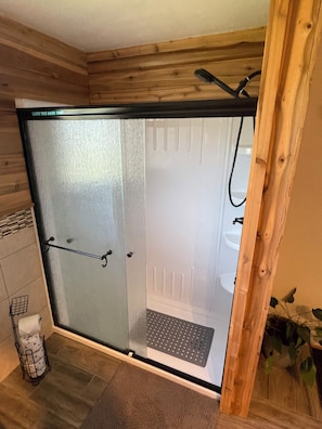 Douche, séchoir à cheveux, serviettes fournies, savon