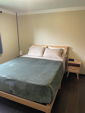 3 bedrooms, WiFi, bed sheets - Enjoyable 3-bedroom house in quaint Forks for your getaway. (Forks)