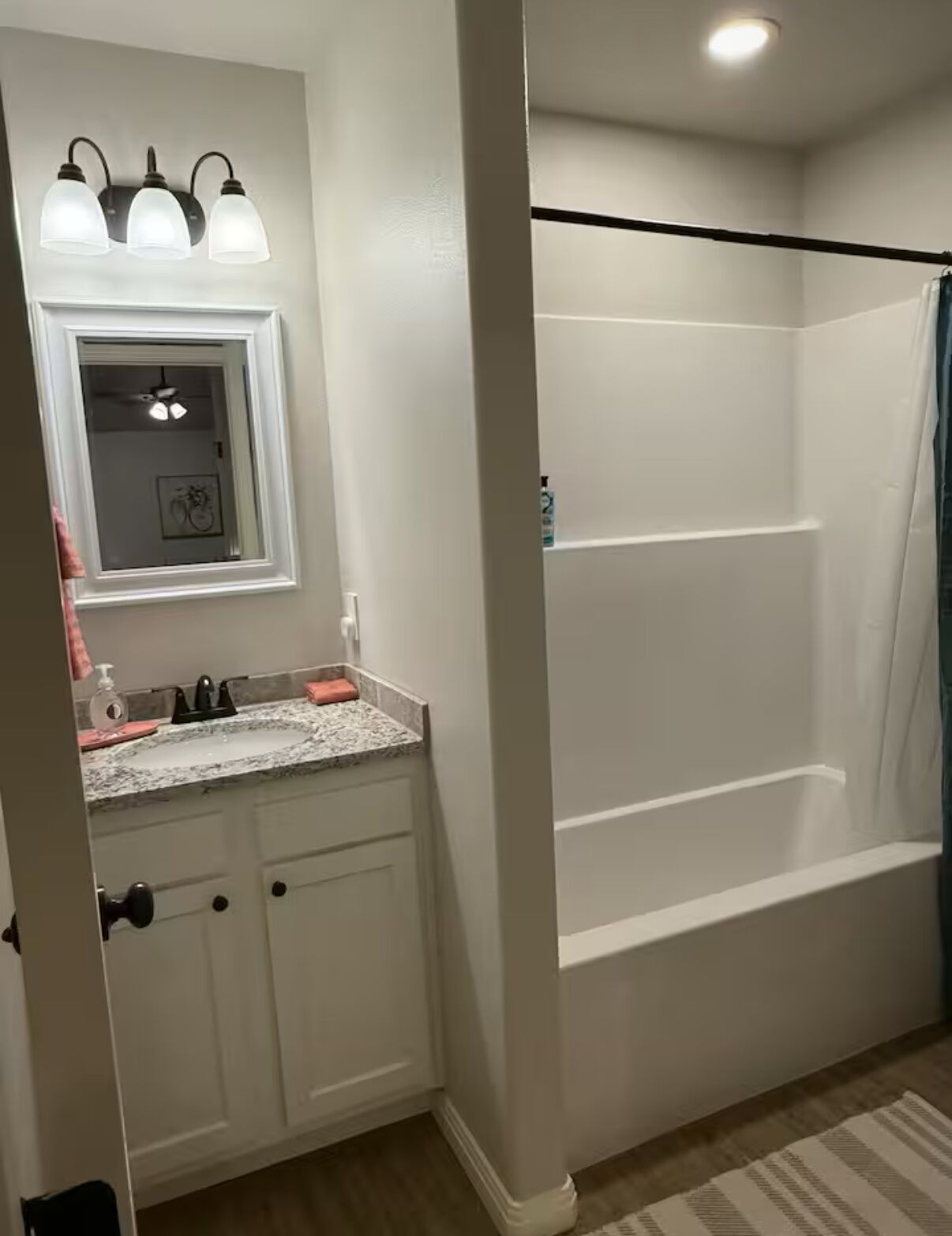 Regadera, secadora de cabello, toallas, jabón 