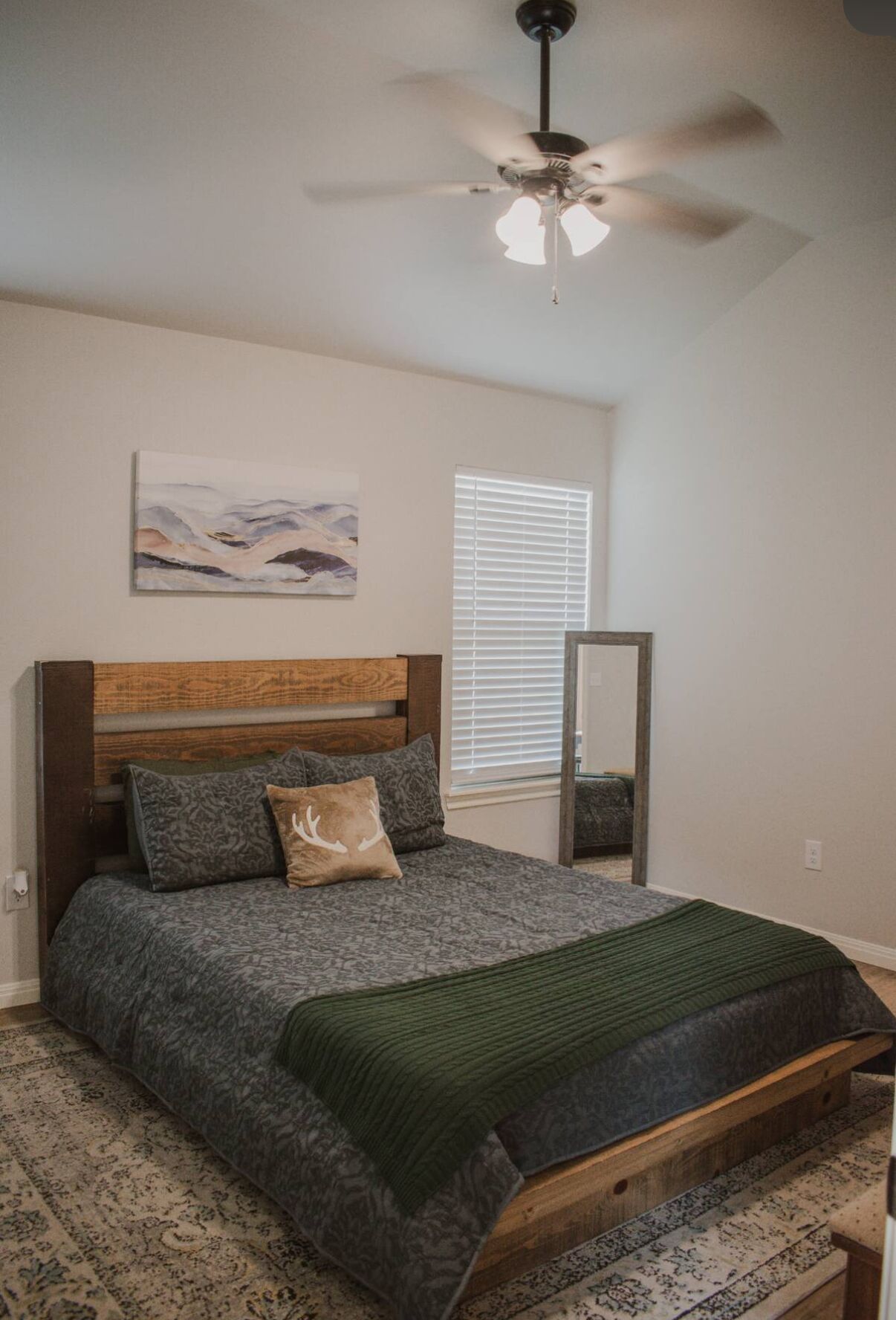 3 habitaciones, tabla de planchar con plancha, wifi y ropa de cama 