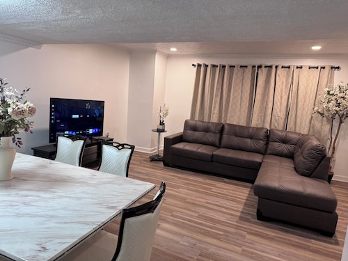 Lovely 3-bedroom house in the heart of downtown Pittsburgh.