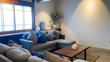 House, 2 Bedrooms, Non Smoking, Bathtub | Private kitchen