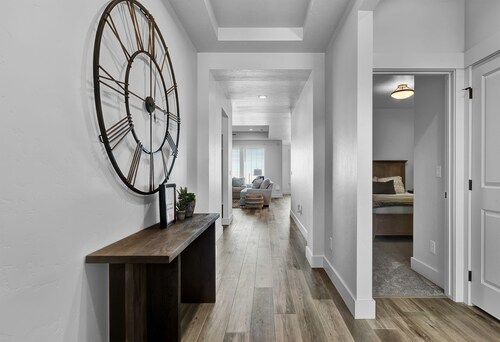 Heron House: Modern Retreat near Lake and Golf