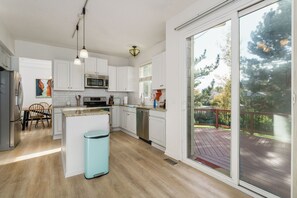 Mikrobølgeovn, ovn, kokeplater og oppvaskmaskin