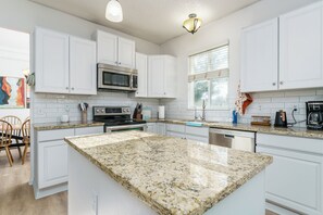 Mikrobølgeovn, ovn, kokeplater og oppvaskmaskin