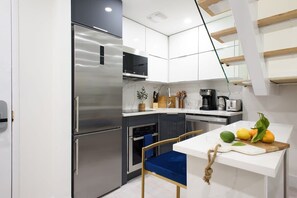 Luxury-Apartment, 3 Schlafzimmer | Eigene Küche | Großer Kühlschrank, Mikrowelle, Ofen, Herdplatte