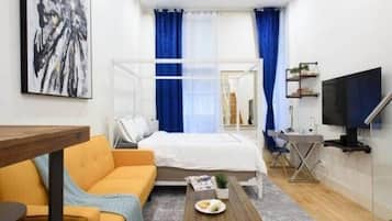 مكتب ومساحة عمل للكمبيوتر المحمول وستائر تعتيم ومكواة/لوح كي