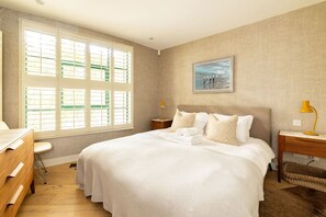 2 bedrooms, desk, iron/ironing board, travel cot