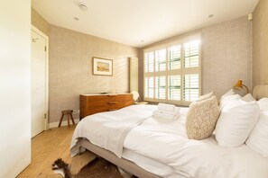 2 bedrooms, desk, iron/ironing board, travel crib
