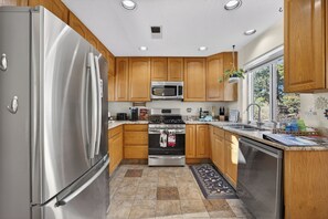 Fridge, microwave, oven, stovetop - Mountain View Retreat/Fireplace, Garage, WiFi. (Tijeras)
