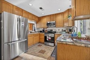 Fridge, microwave, oven, stovetop - Peaceful Tijeras Getaway-Minutes from Albuquerque (Tijeras)