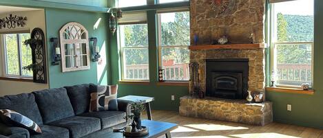 تلفزيون ذكي، مدفأة، كُتُب