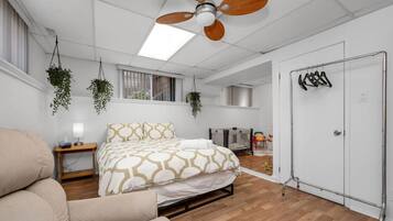 2 soveværelser, skrivebord, strygejern/strygebræt, weekendseng