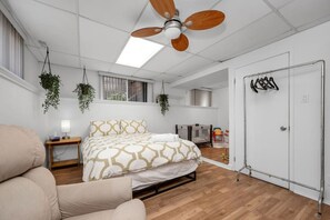 2 makuuhuonetta, työpöytä, silitysrauta/-lauta, vauvan matkasänky