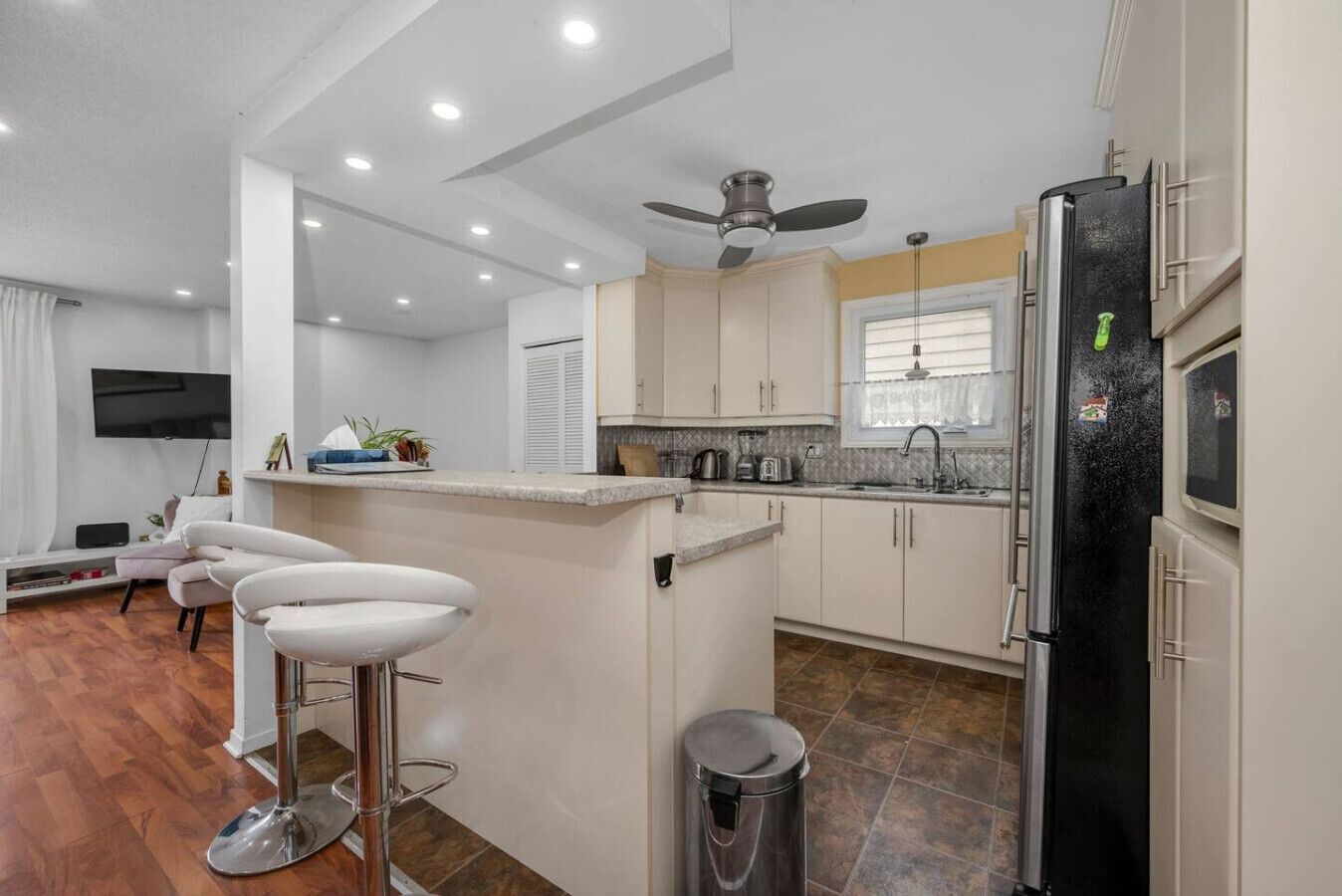 Køleskab, mikrobølgeovn, ovn, kogeplade