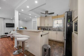 冰箱、微波炉、烤箱、炉灶