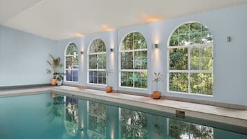 من حمّامات السباحة المغطاة