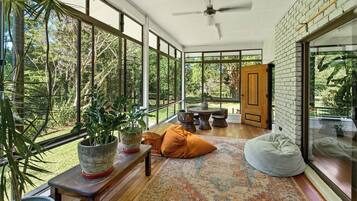 المنشأة من الداخل