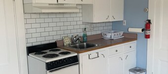 Charming downtown studio in lovely Sanford with AC and private bathroom