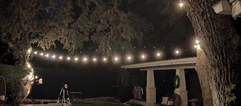 Big League Comfort, Small-Town Charm 4-bedroom bed & breakfast in lovely Boerne!