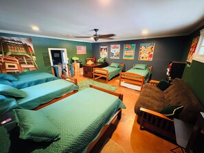 4 bedrooms, iron/ironing board, WiFi, bed sheets
