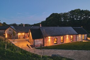 المنشأة من الخارج