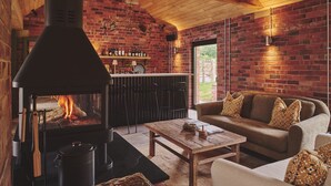 Un salon chaleureux avec une cheminée, un canapé et une table basse.