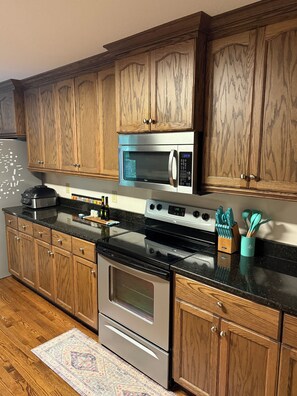 Mikrobølgeovn, ovn, kokeplater og oppvaskmaskin