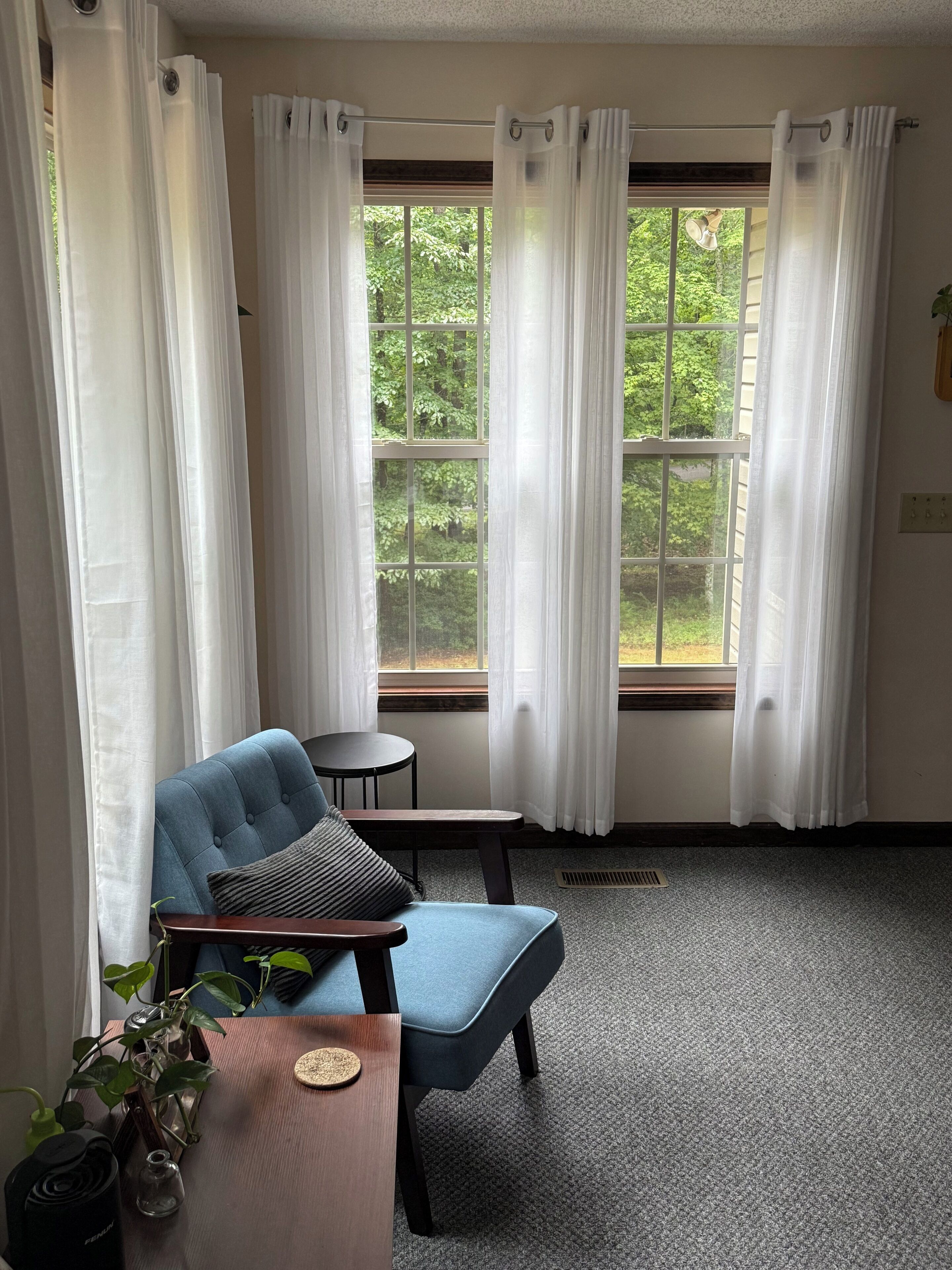 TV connectée, cheminée, jeux vidéo, livres